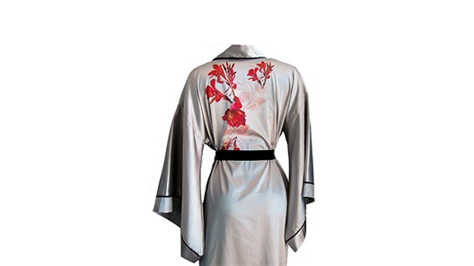 Sadakatsiz Asya'nın Gri Saten Kimonosu